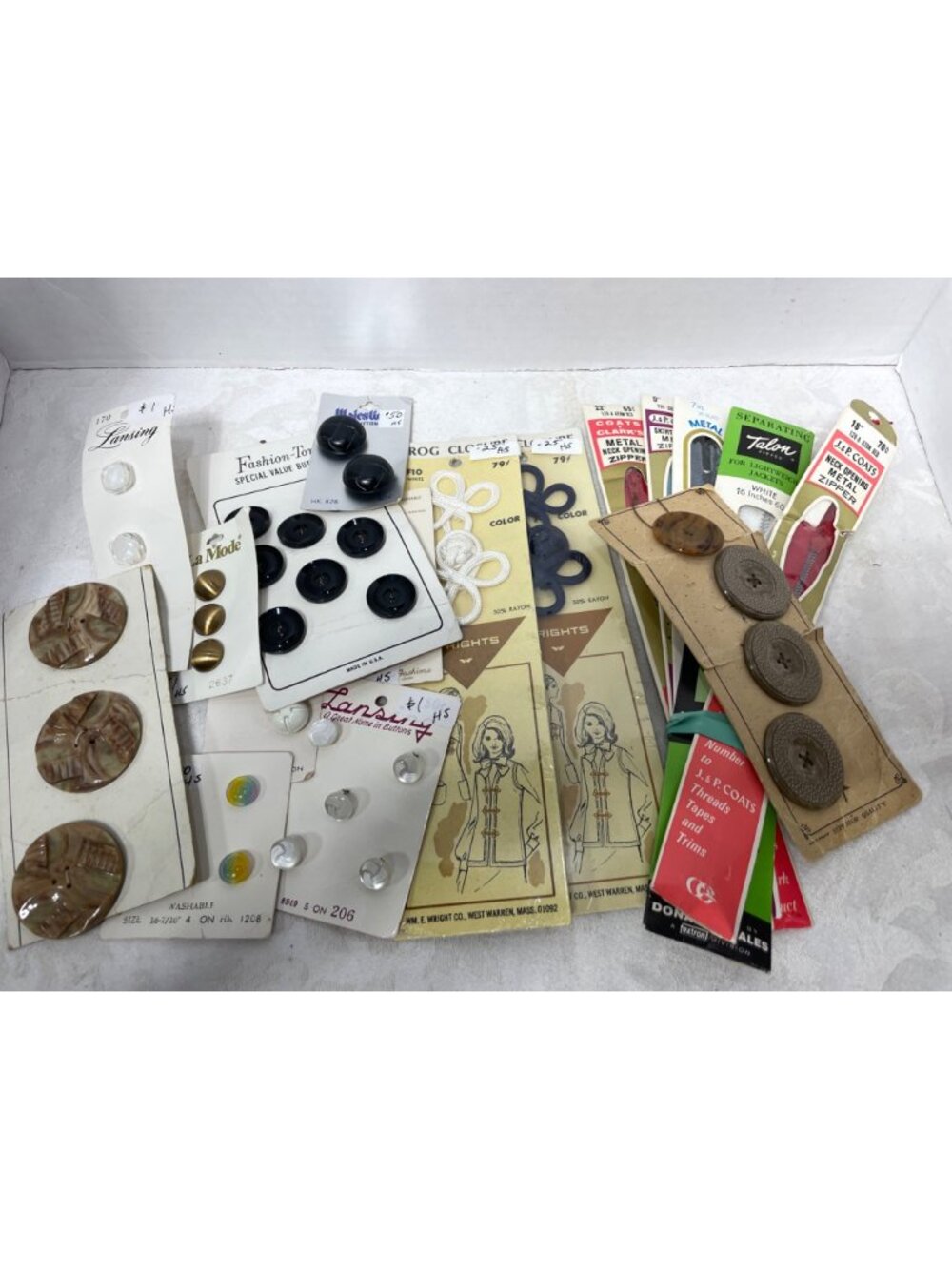 Vintage Lot of Sewing Items Buttons Zippers